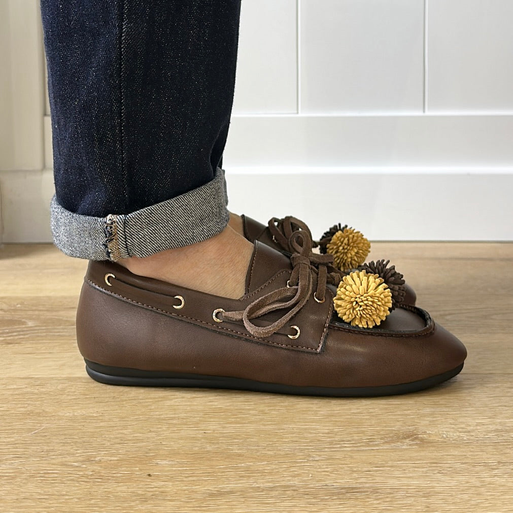 Mocassins bateau revisités à pompons Marron