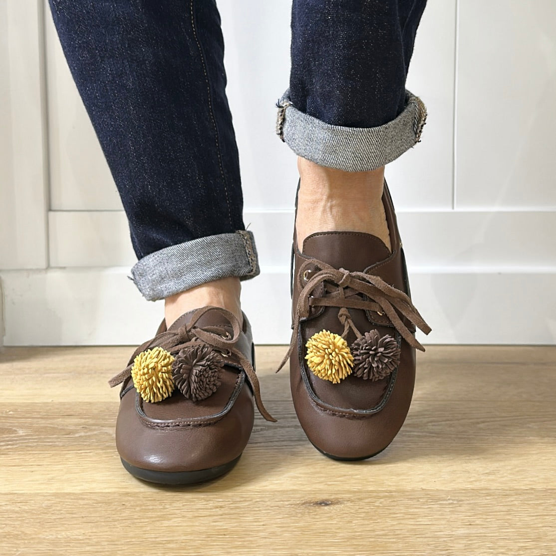 Mocassins bateau revisités à pompons Marron