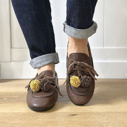 Mocassins bateau revisités à pompons Marron