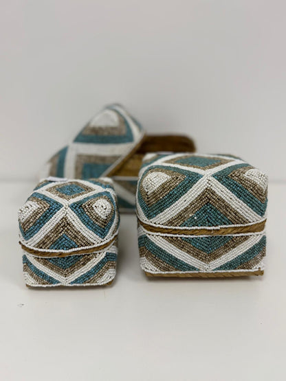 Boîte perlée turquoise beige et blanche motif chevron 30×30 cm L