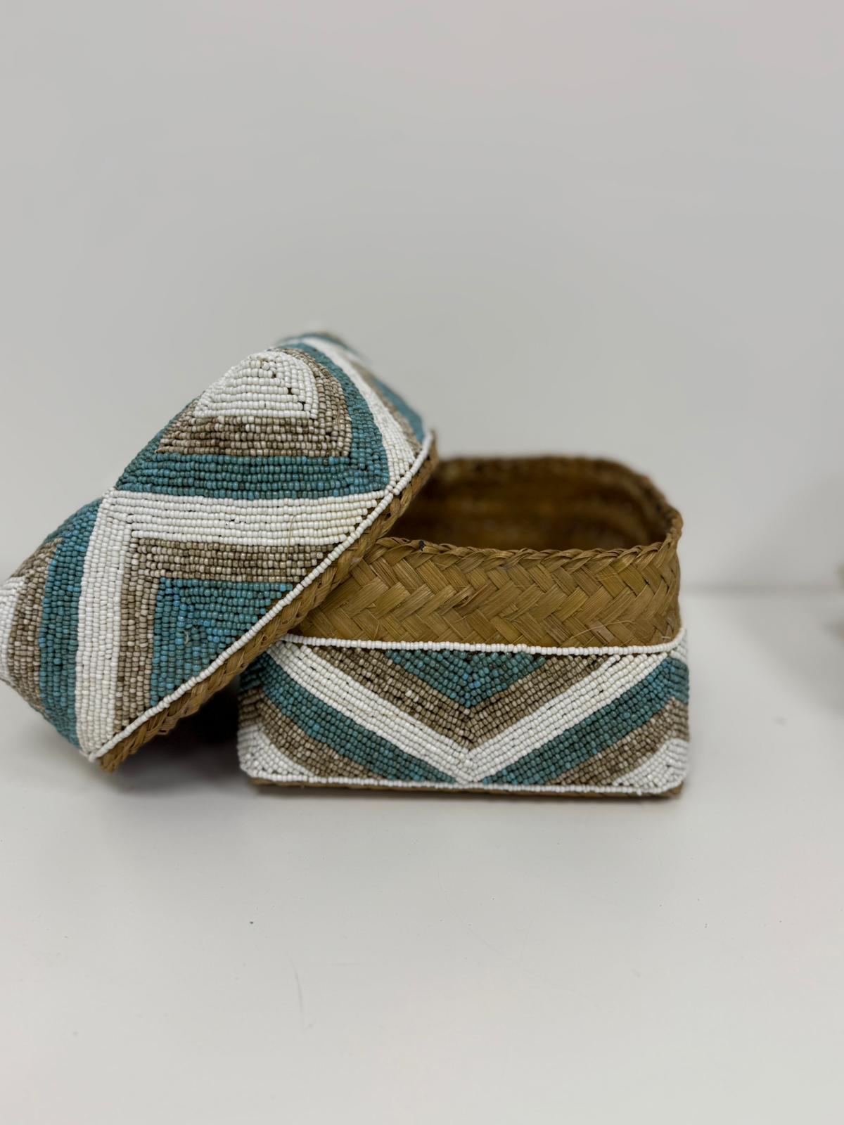 Boîte perlée turquoise beige et blanche motif chevron 30×30 cm L