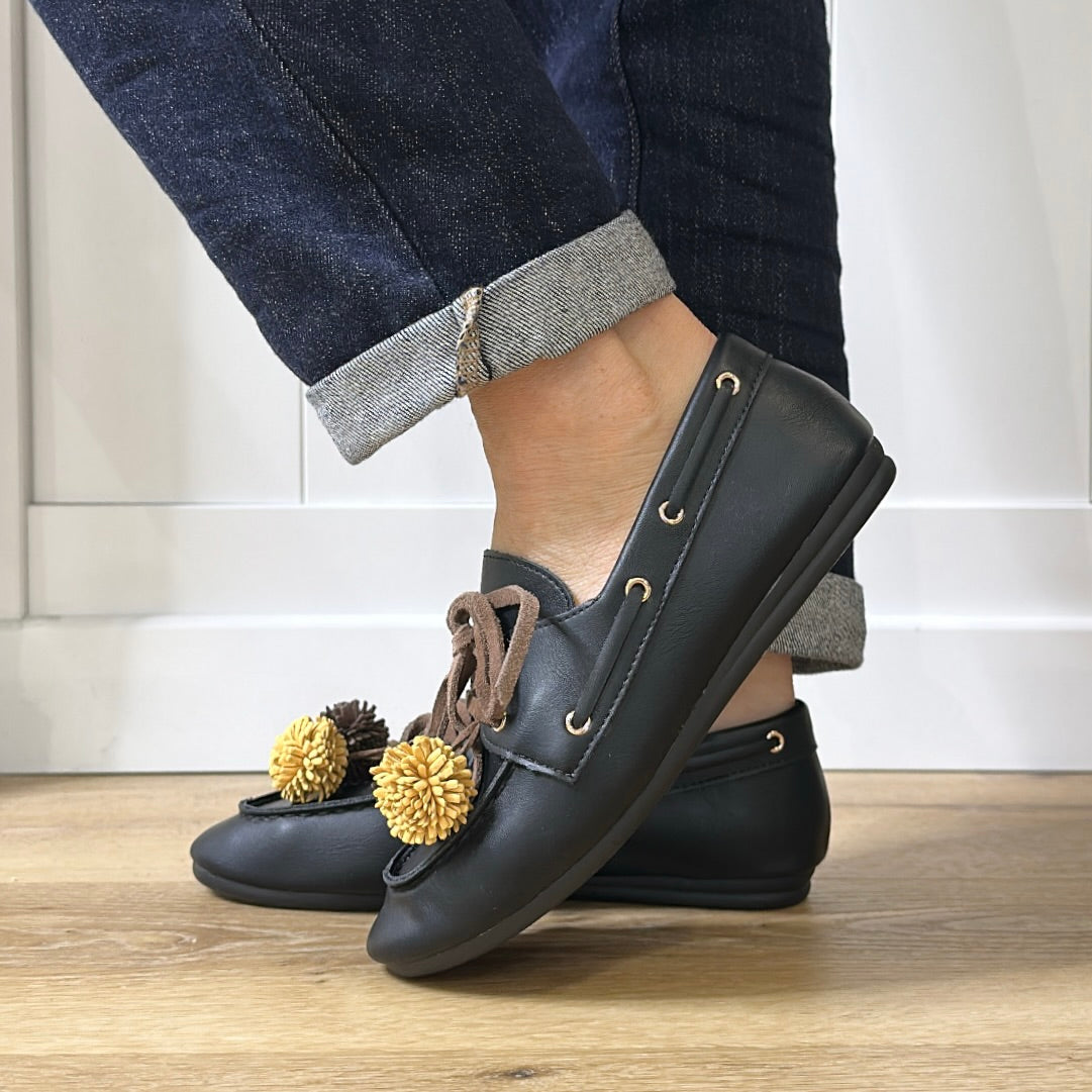 Mocassins bateau revisités à pompons Noir
