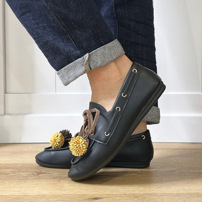 Mocassins bateau revisités à pompons Noir