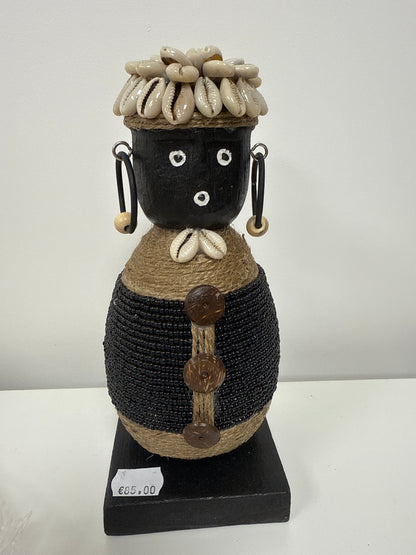 POUPÉE TRIBALE BALINAISE – NOIR & PERLES NOIRES