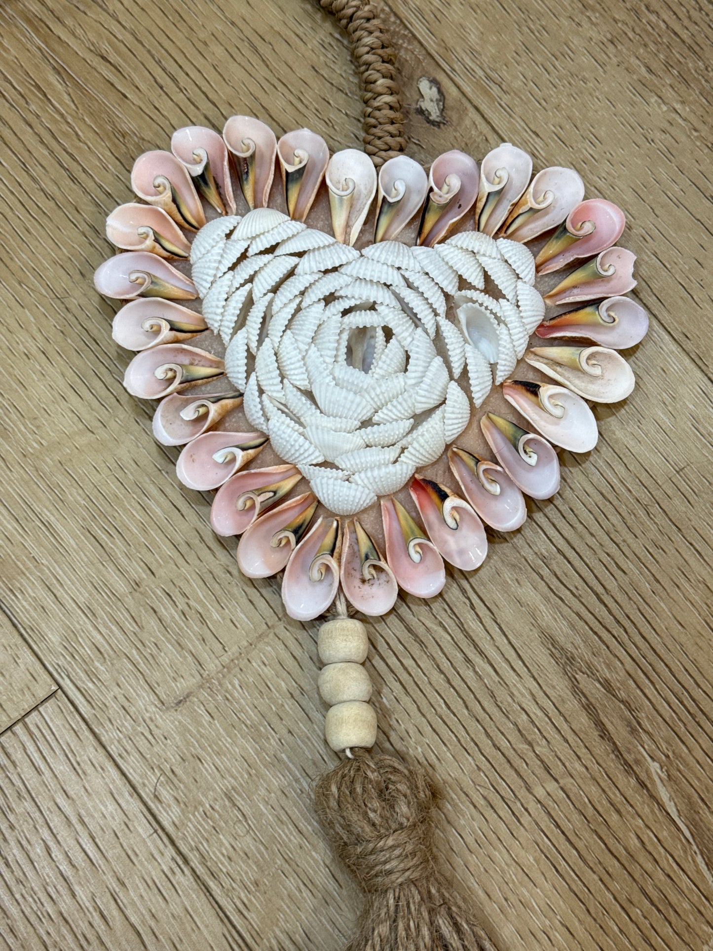 Suspensieur Cœur coquillage blanc rose