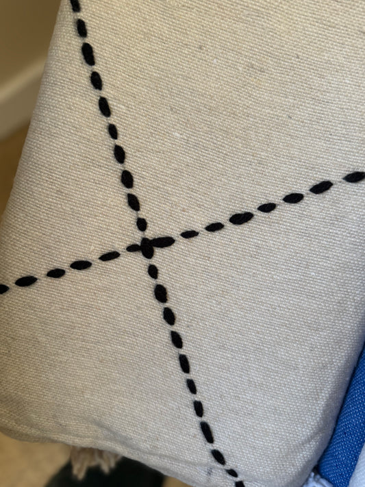 Plaid tissé 250×150 cm – Broderie noire sur fond écru