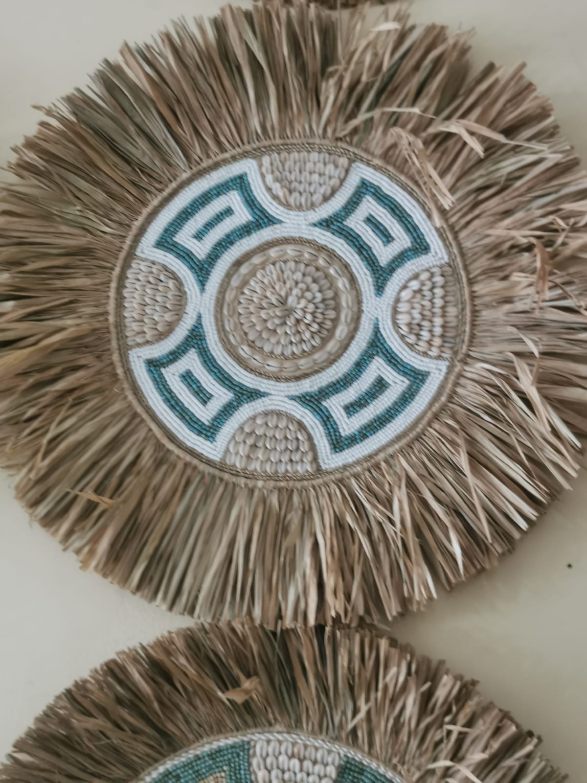 Décoration ronde en paille et perles turquoise & blanc