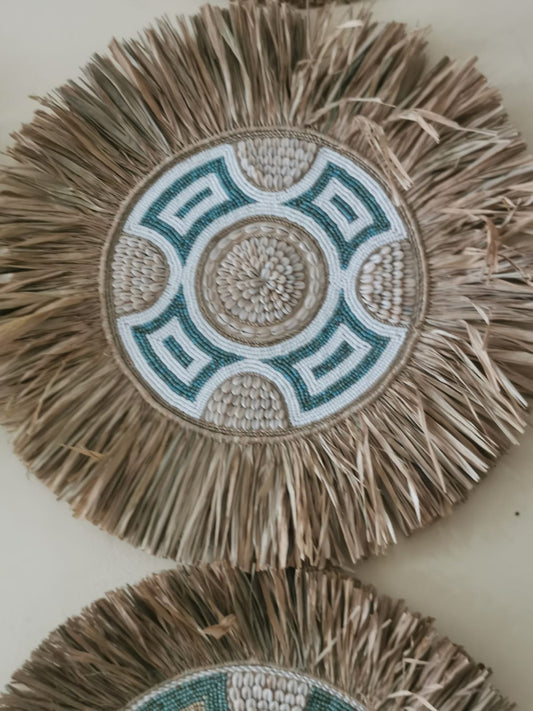 Décoration ronde en paille et perles turquoise & blanc