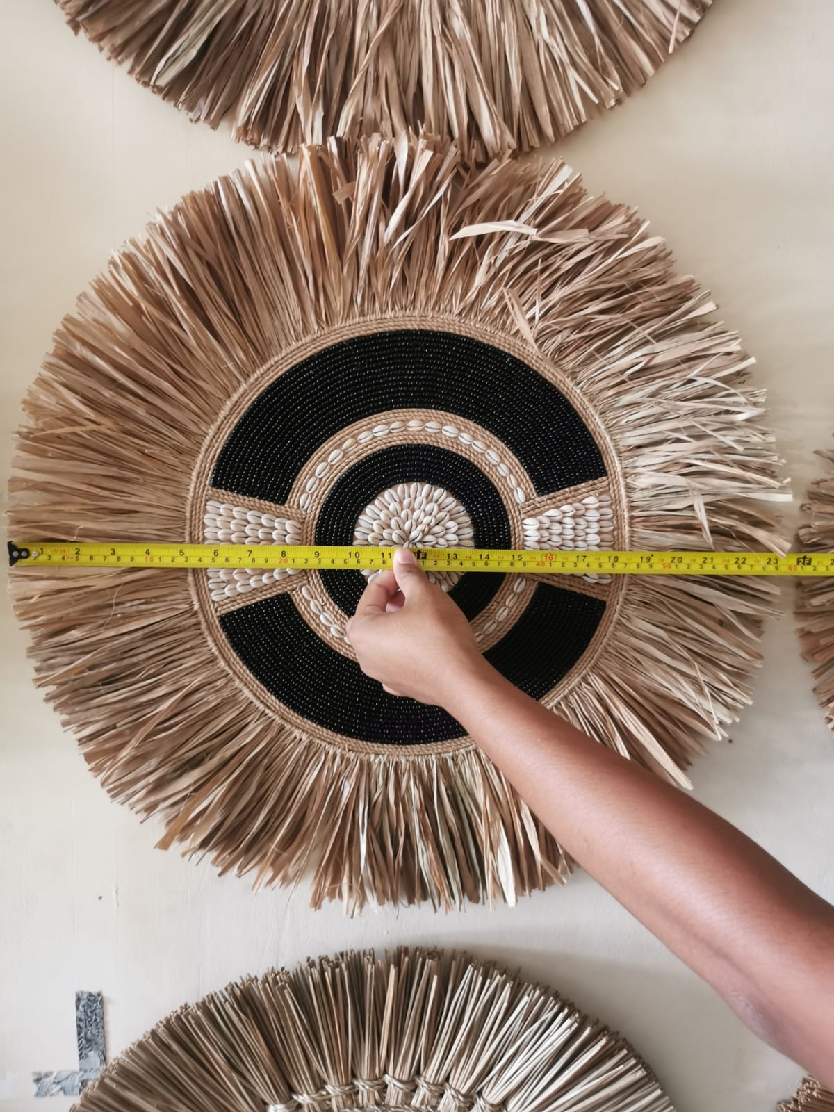 Décoration ronde en paille et perles noir