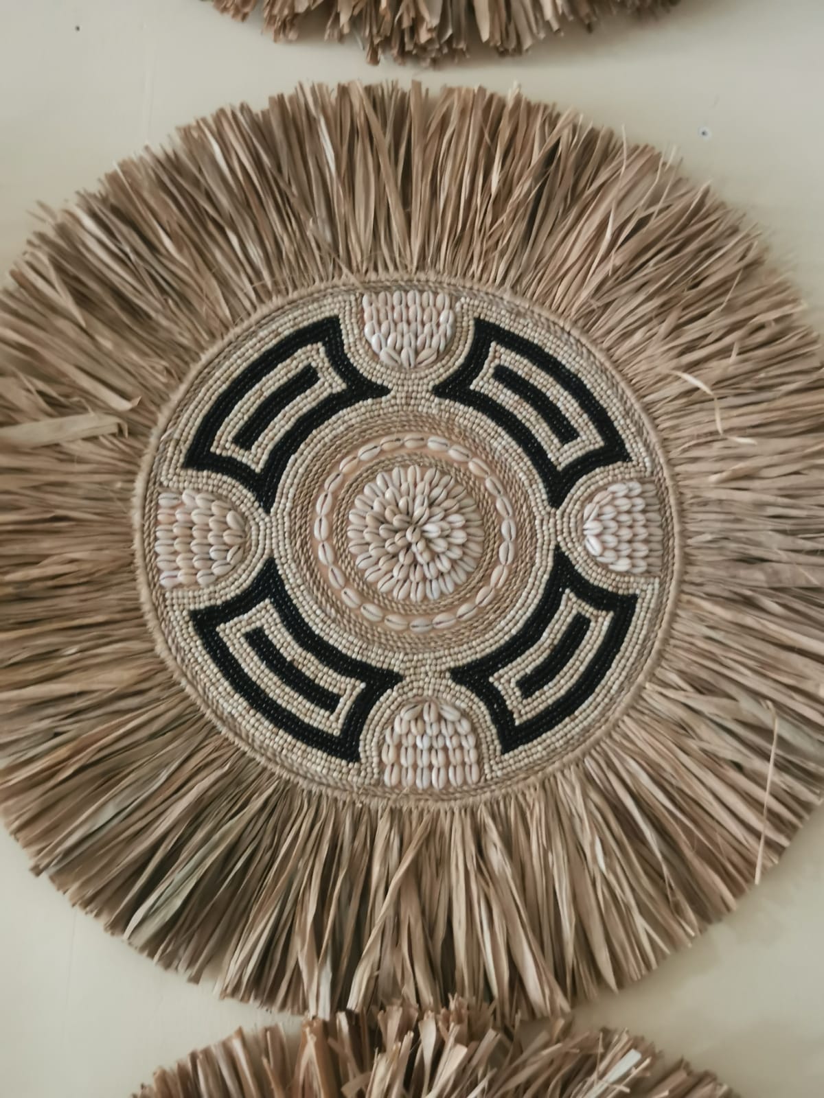 Décoration ronde en paille et perles beige & noir