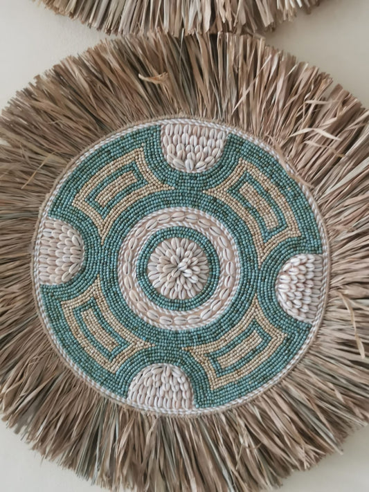 Décoration ronde en paille et perles vert & beige