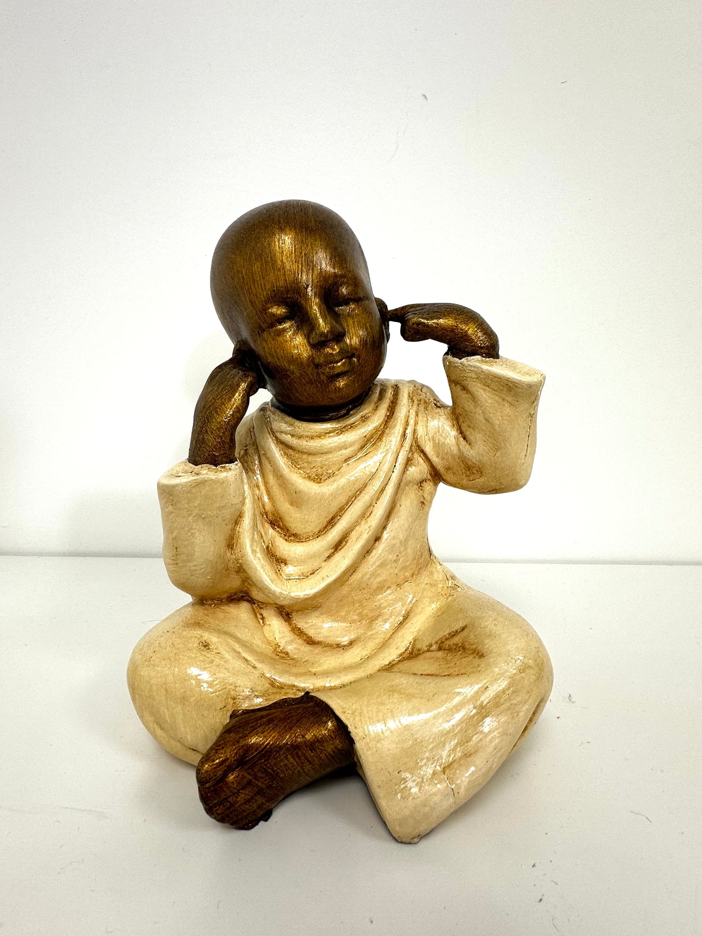 Statue moine “Main sur les oreilles”