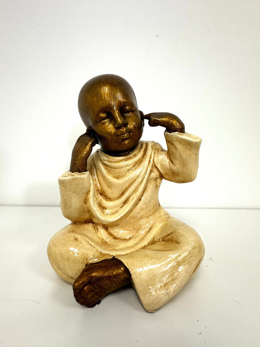 Statue moine “Main sur les oreilles”