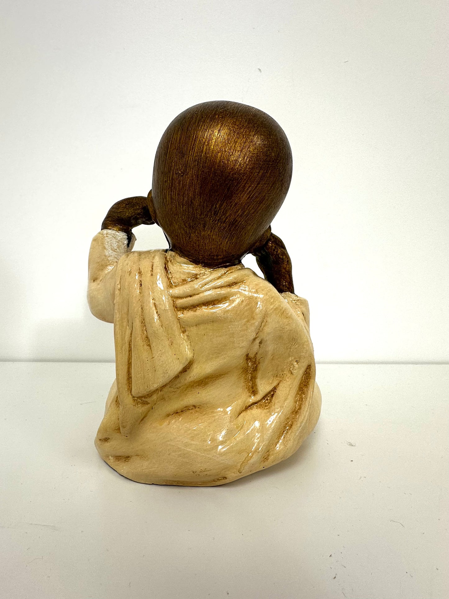 Statue moine “Main sur les oreilles”