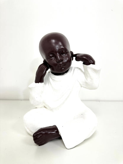 Moine résine 20 cm marron/blanc  mains sur les oreilles
