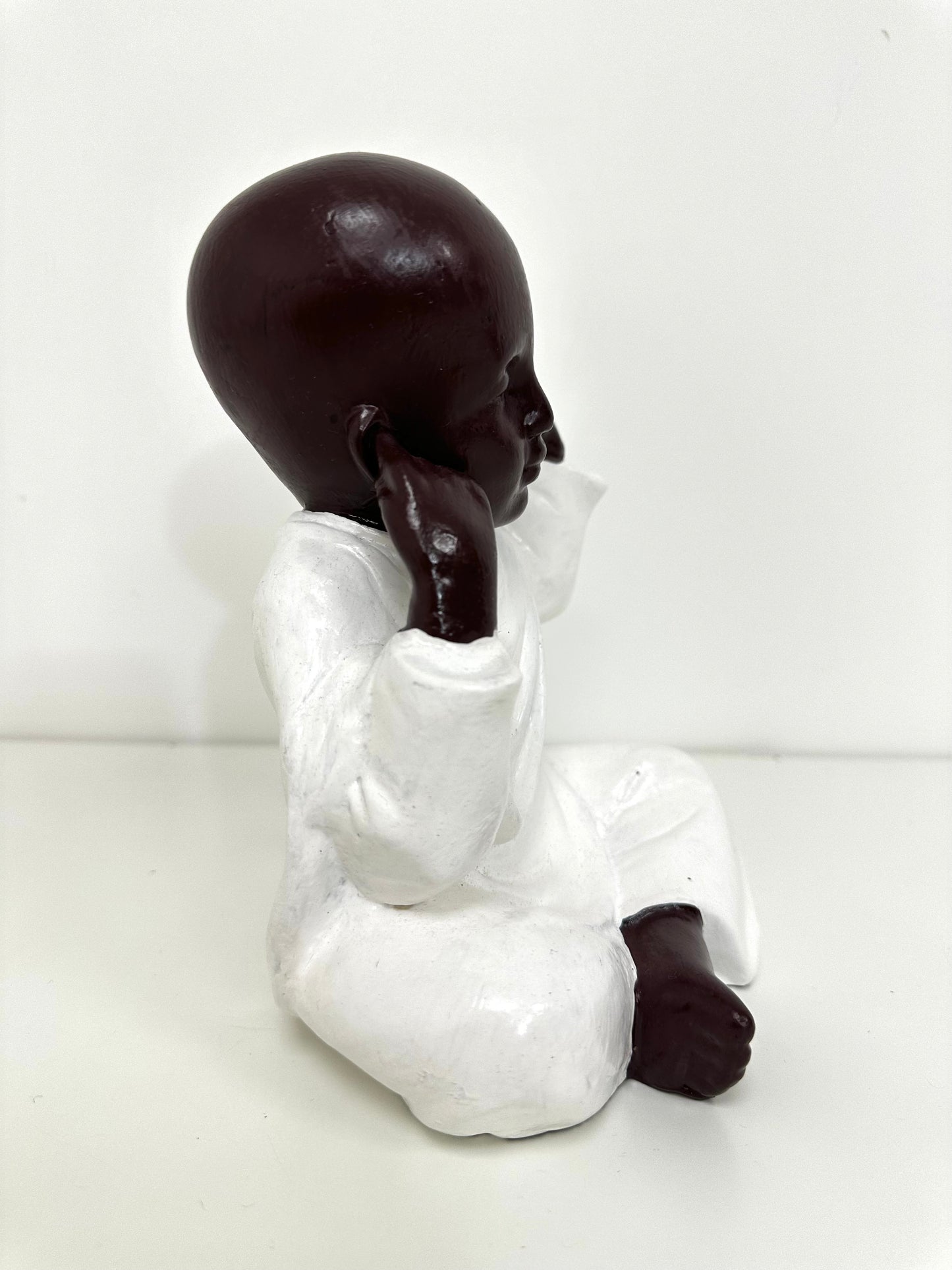 Moine résine 20 cm marron/blanc  mains sur les oreilles