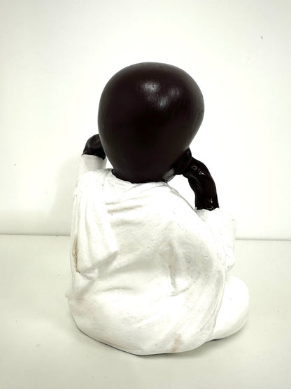 Moine résine 20 cm marron/blanc  mains sur les oreilles