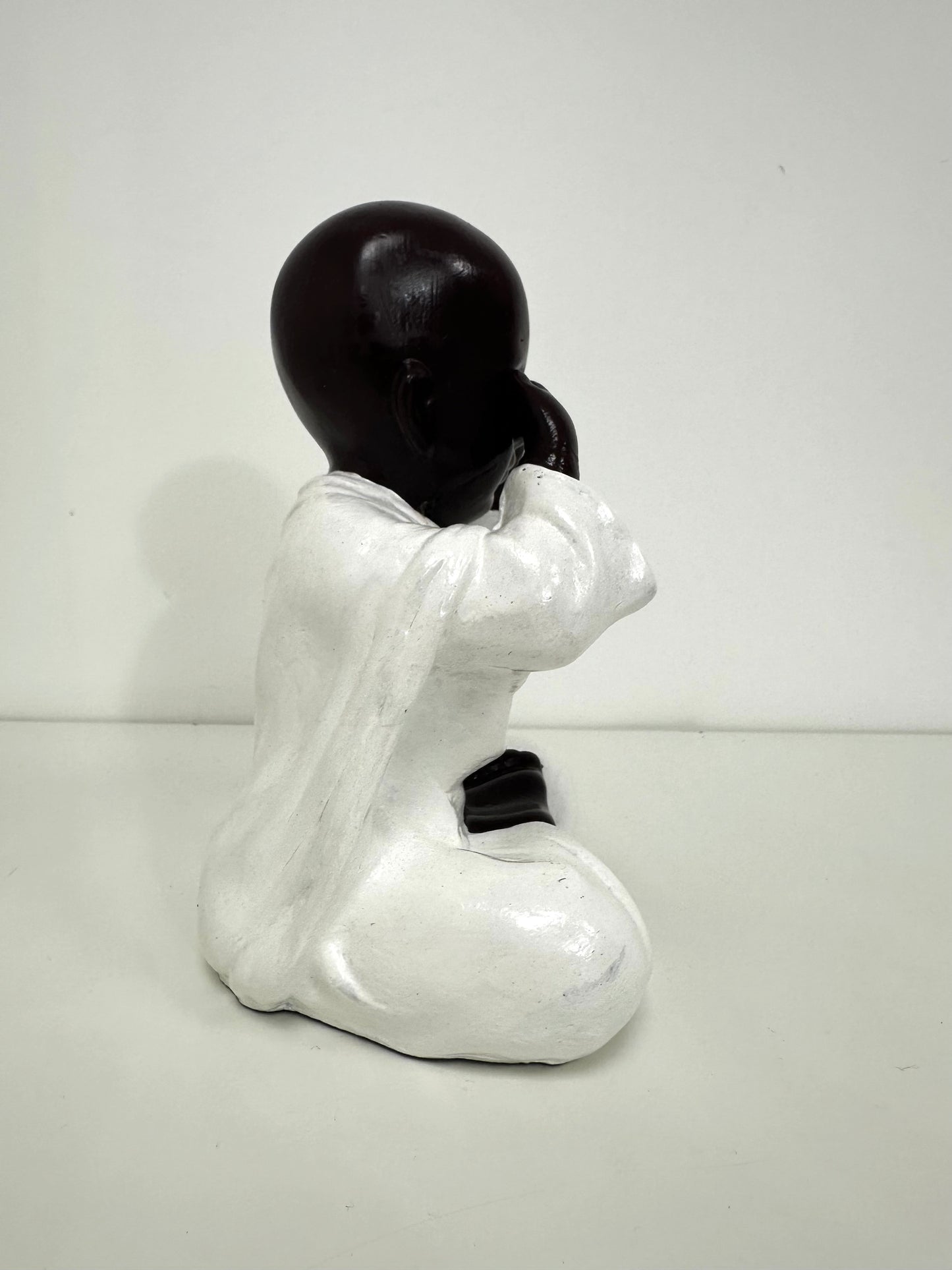 Moine résine 20 cm marron/blanc   mains sur les yeux