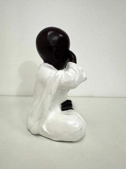 Moine résine 20 cm marron/blanc   mains sur les yeux