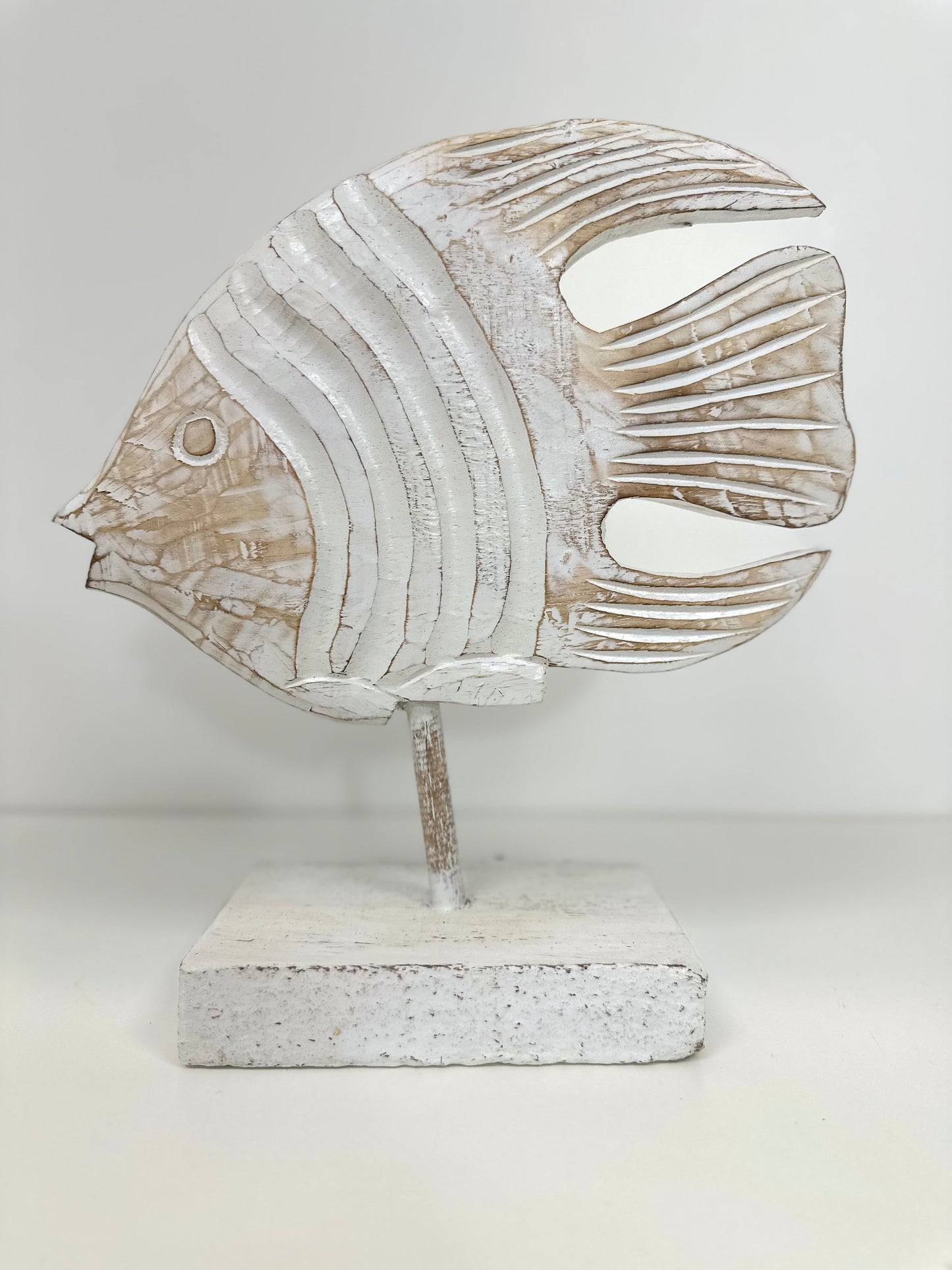 Grand poisson décoratif en bois sculpté