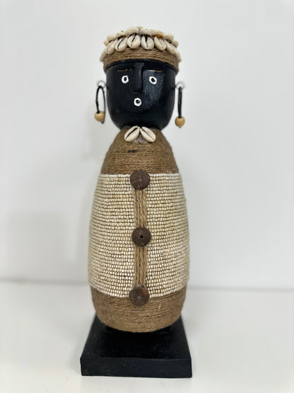 POUPÉE TRIBALE BALINAISE – NOIR & PERLES NATURELLES – GRAND MODÈLE