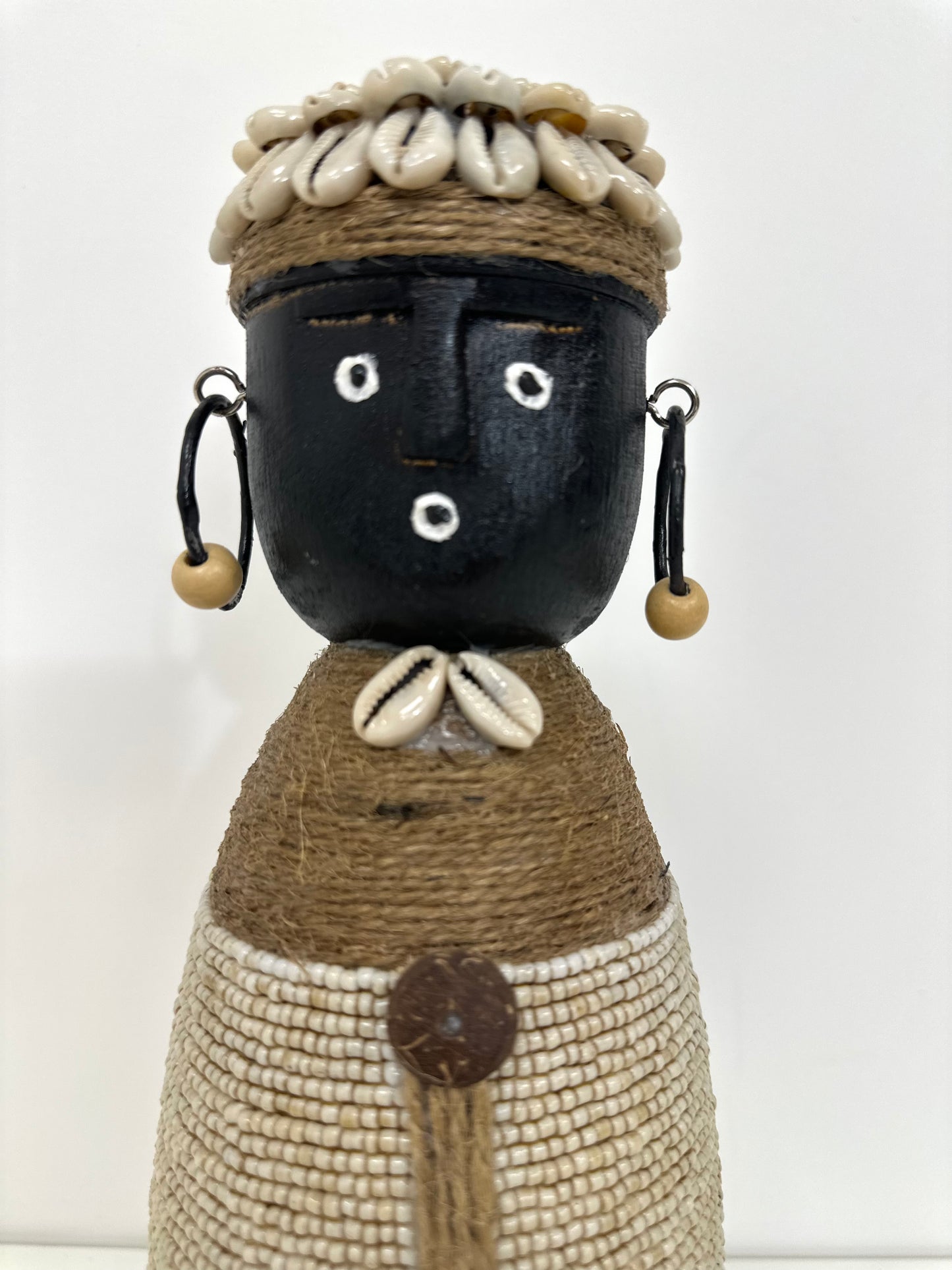 POUPÉE TRIBALE BALINAISE – NOIR & PERLES NATURELLES – GRAND MODÈLE