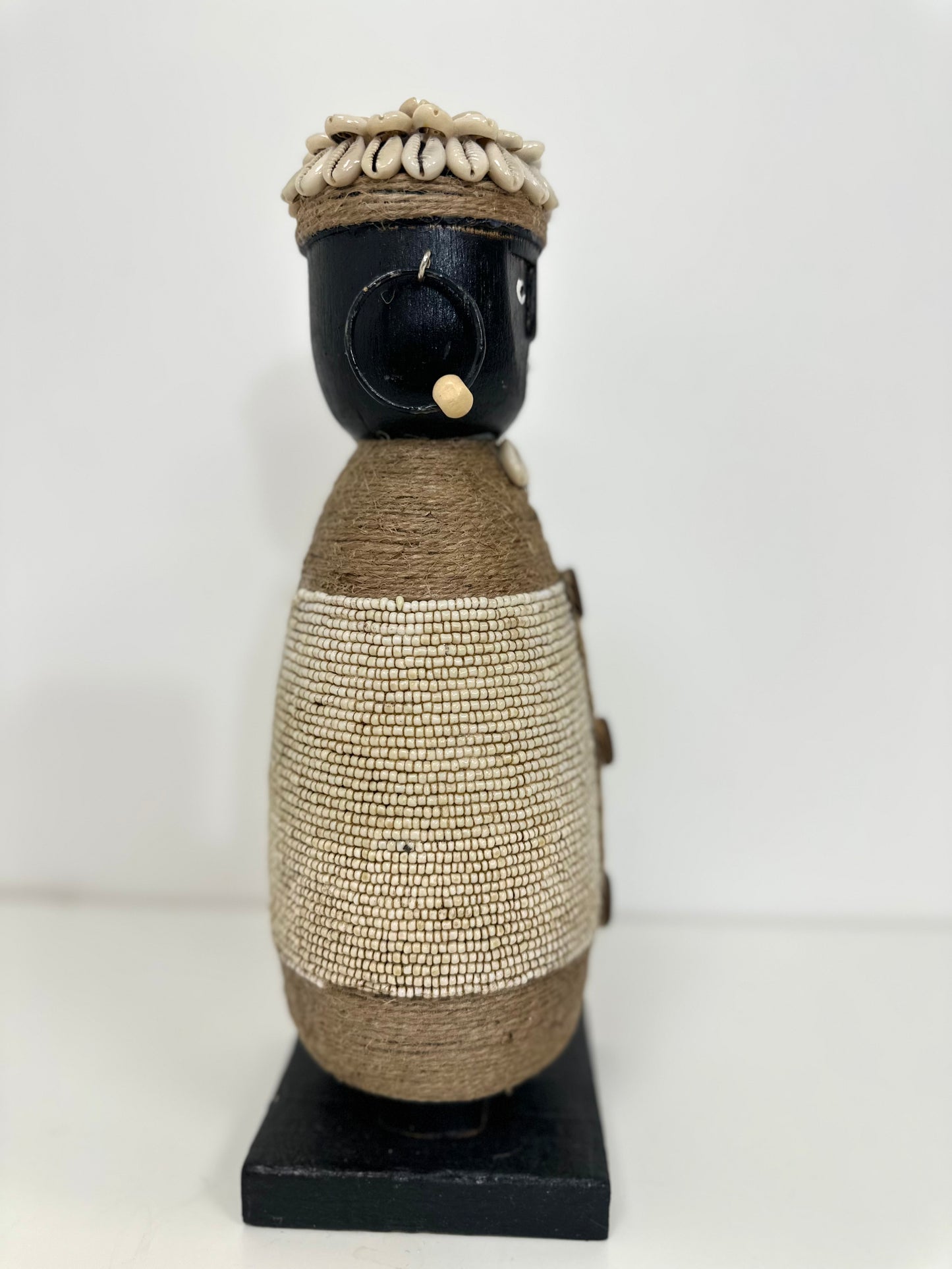 POUPÉE TRIBALE BALINAISE – NOIR & PERLES NATURELLES – GRAND MODÈLE