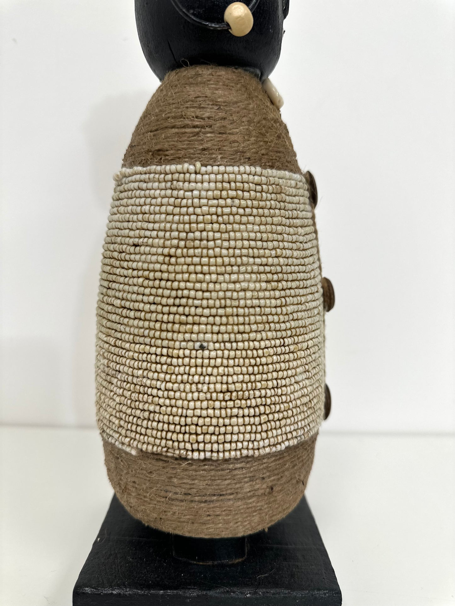 POUPÉE TRIBALE BALINAISE – NOIR & PERLES NATURELLES – GRAND MODÈLE