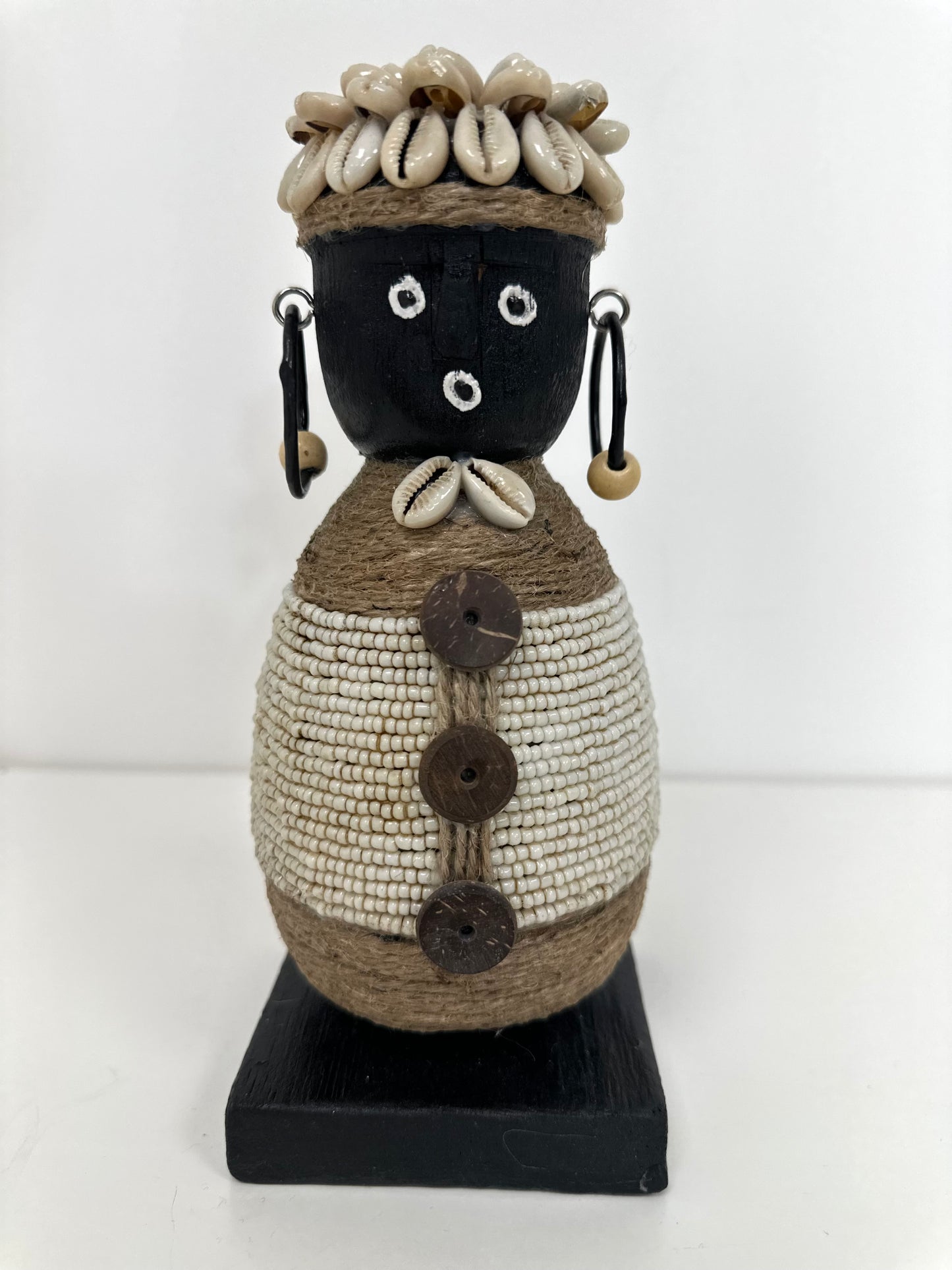 POUPÉE TRIBALE BALINAISE – BLANC & PERLES NATURELLES