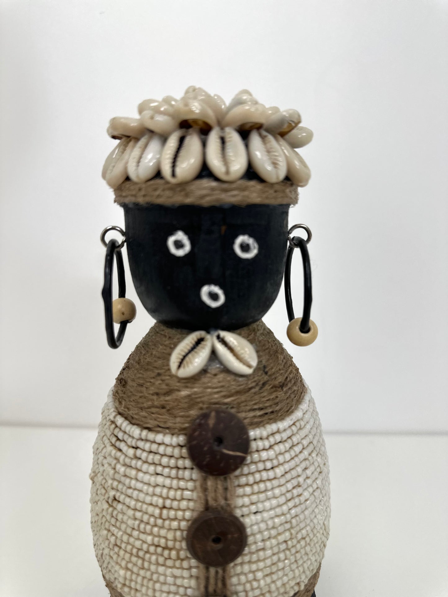 POUPÉE TRIBALE BALINAISE – BLANC & PERLES NATURELLES