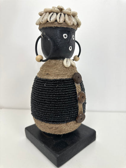 POUPÉE TRIBALE BALINAISE – NOIR & PERLES NOIRES