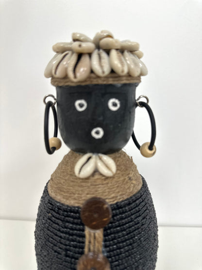 POUPÉE TRIBALE BALINAISE – NOIR & PERLES NOIRES