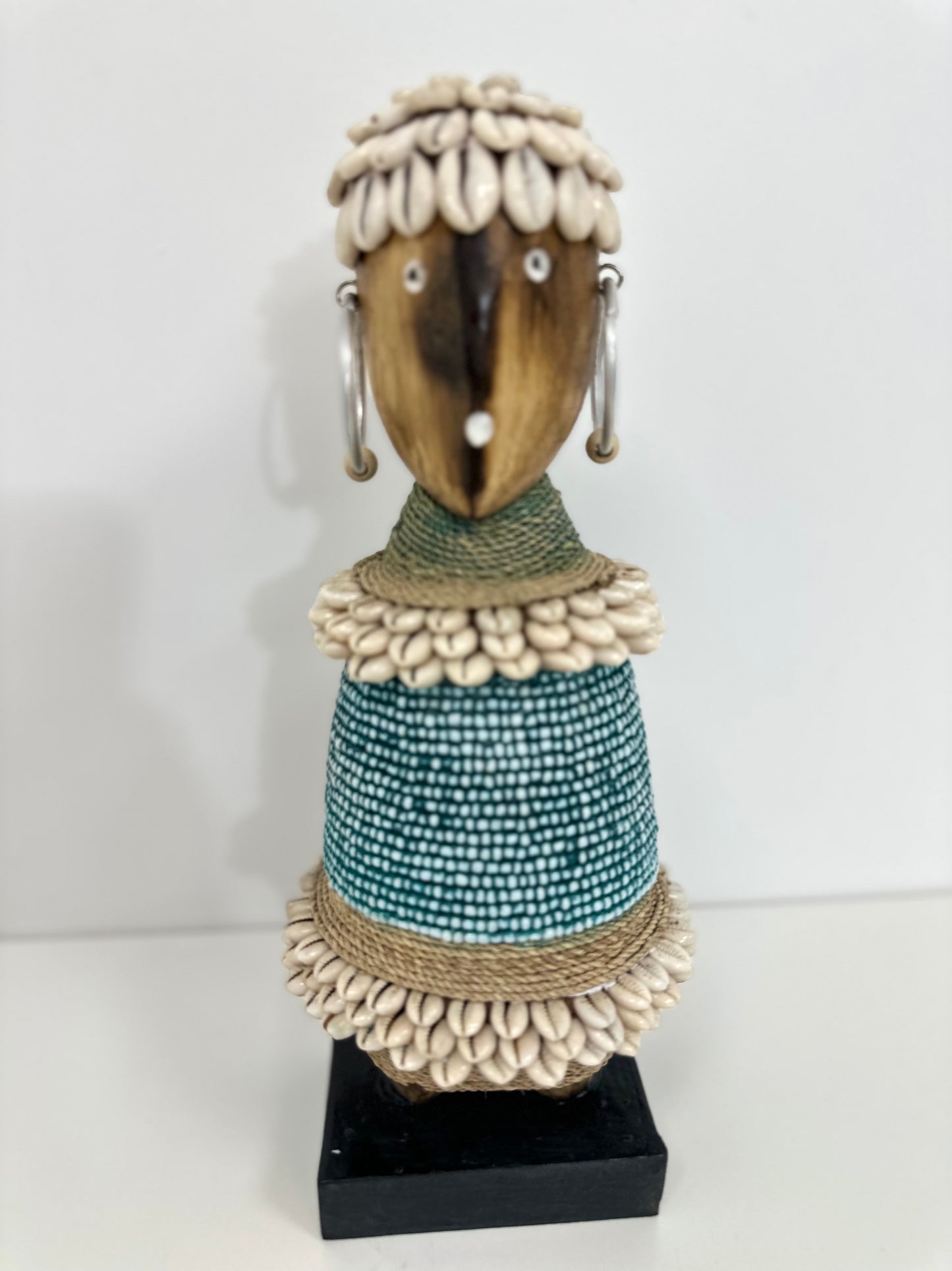 POUPÉE TRIBALE BALINAISE – TURQUOISE & COQUILLAGES – GRAND MODÈLE