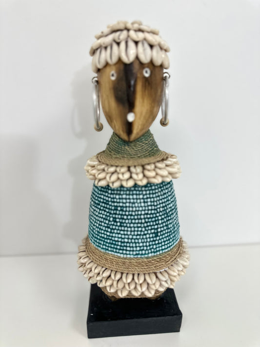 POUPÉE TRIBALE BALINAISE – TURQUOISE & COQUILLAGES – GRAND MODÈLE