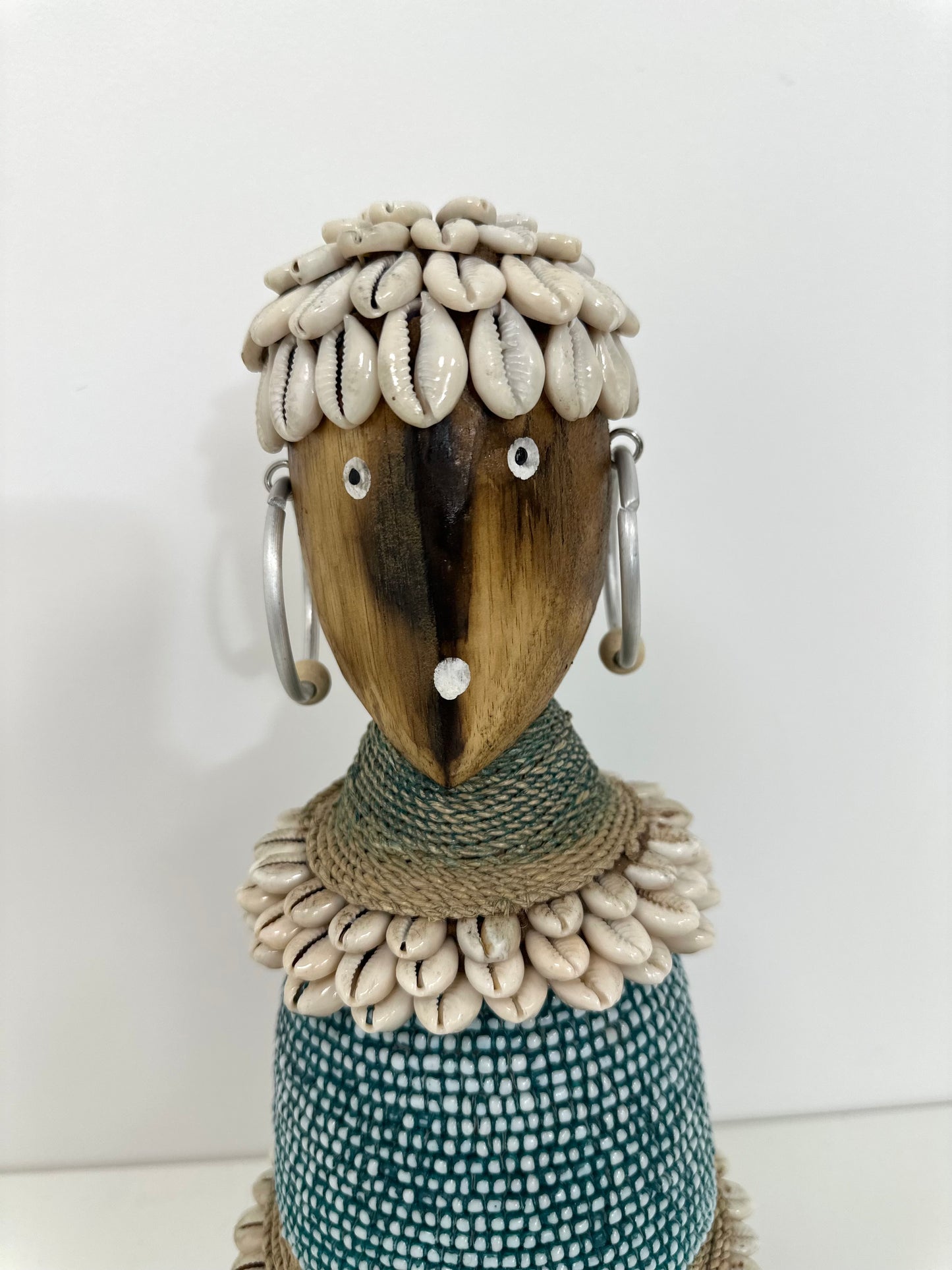 POUPÉE TRIBALE BALINAISE – TURQUOISE & COQUILLAGES – GRAND MODÈLE