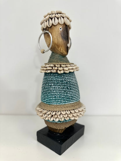 POUPÉE TRIBALE BALINAISE – TURQUOISE & COQUILLAGES – GRAND MODÈLE