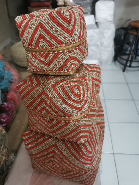 Boîte perlée rouge et beige motif chevron 15×15 cm S