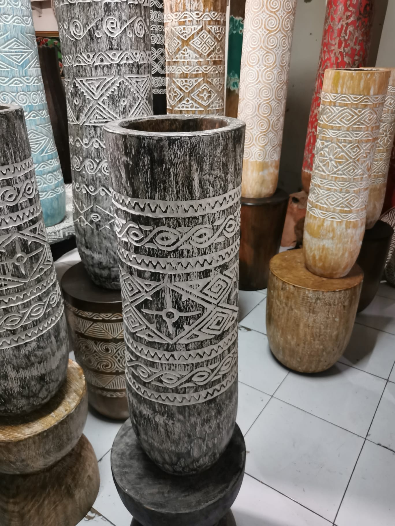 Vase en suar sculpté Timor 80 cm Noir