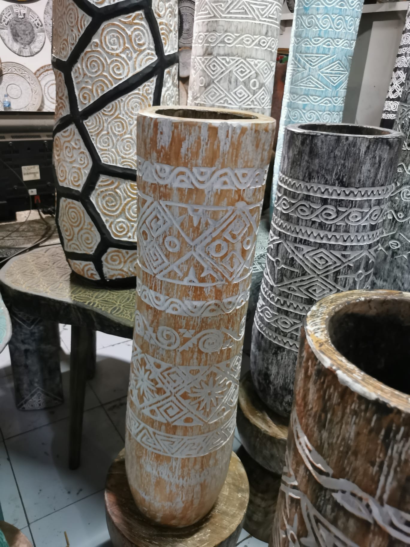 Vase en suar sculpté Timor 80 cm Naturel  80 cm