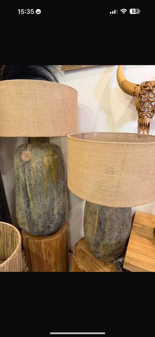 Grande lampe artisanale Bali – Poterie minérale (H. 100 cm)