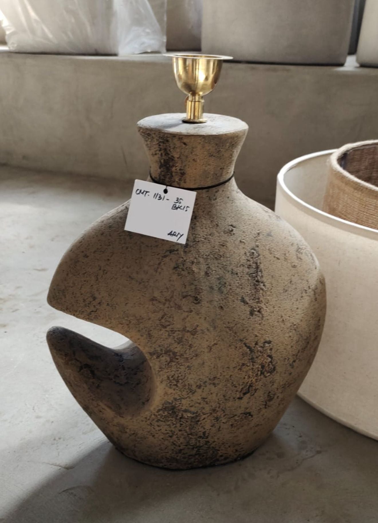 Lampe artisanale Bali – Poterie sculpturale (H. 70 cm)