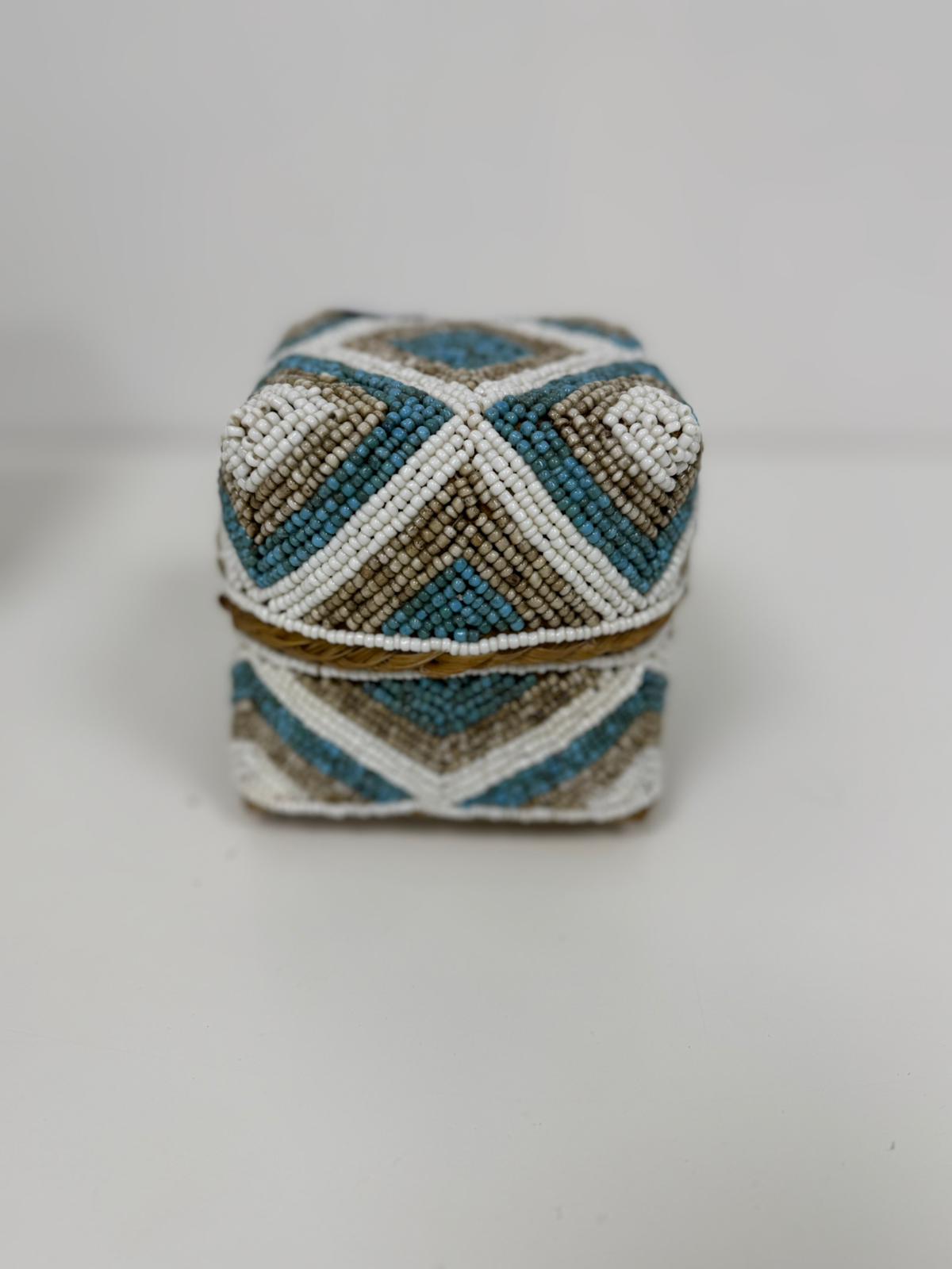 Boîte perlée turquoise beige et blanche motif chevron 30×30 cm L