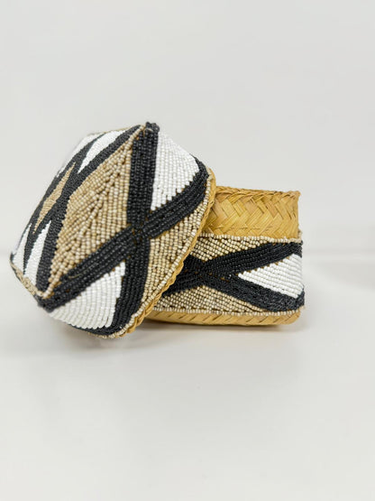 Boîte perlée noire beige et blanche motif croisé 25×25 cm M
