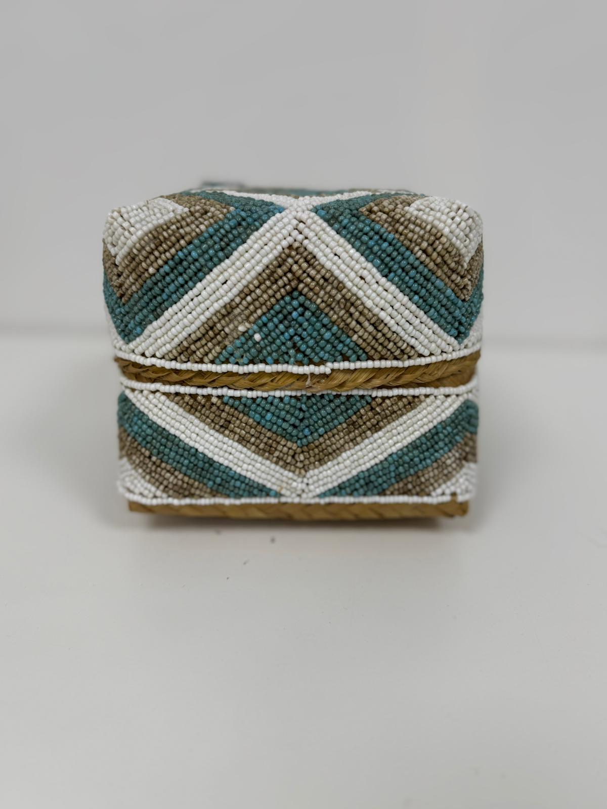 Boîte perlée turquoise beige et blanche motif chevron 30×30 cm L