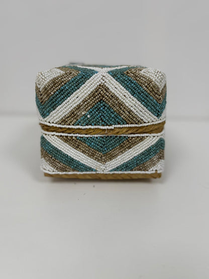 Boîte perlée turquoise beige et blanche motif chevron 30×30 cm L