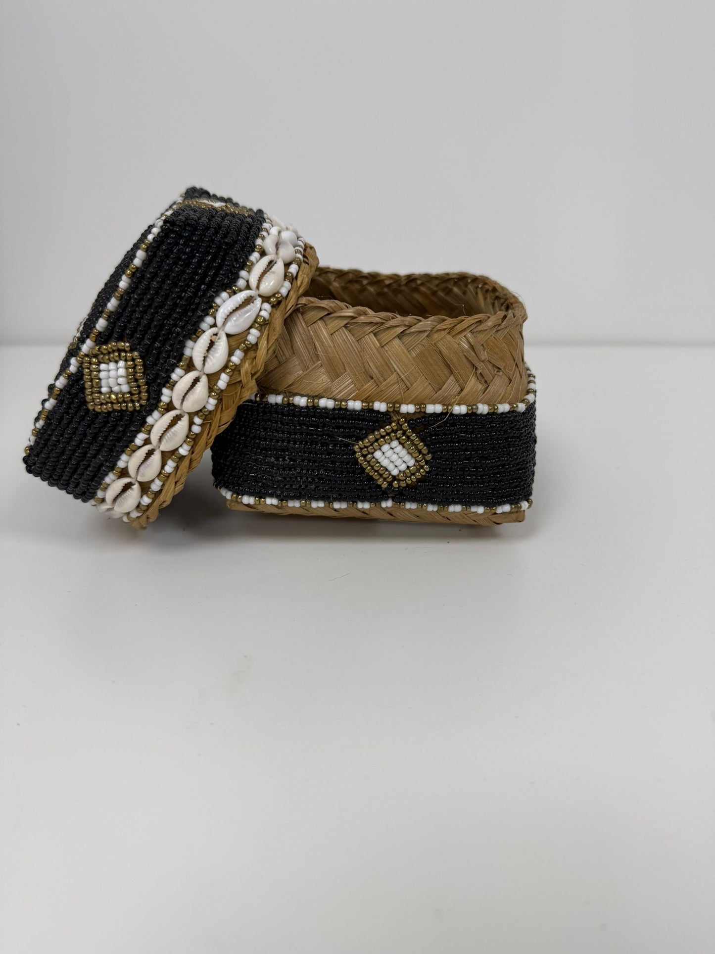 Boîte perlée noire et blanche à cauris motif losange 25×25 cm M