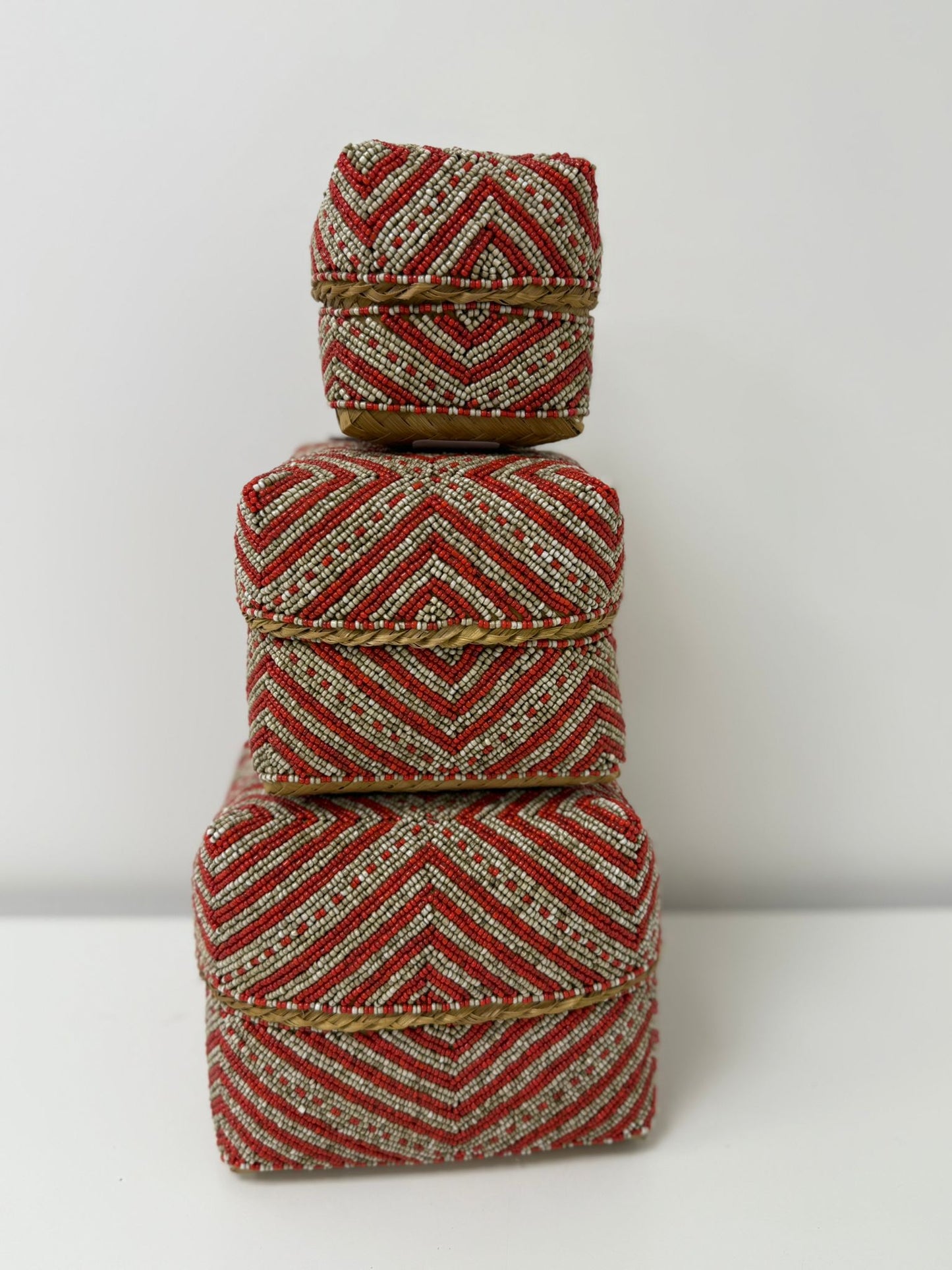 Boîte perlée rouge et beige motif chevron 30×30 cm L