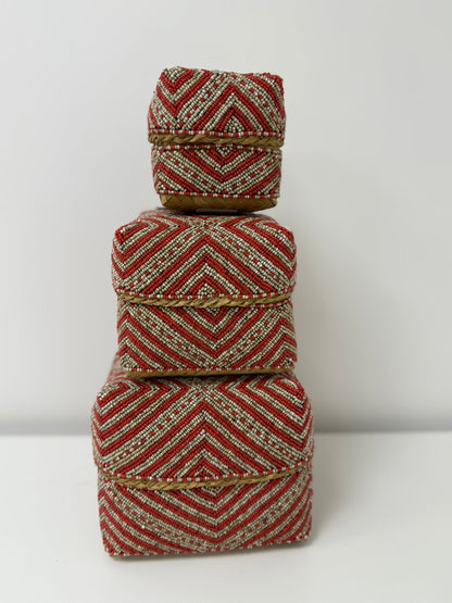 Boîte perlée rouge et beige motif chevron 30×30 cm L