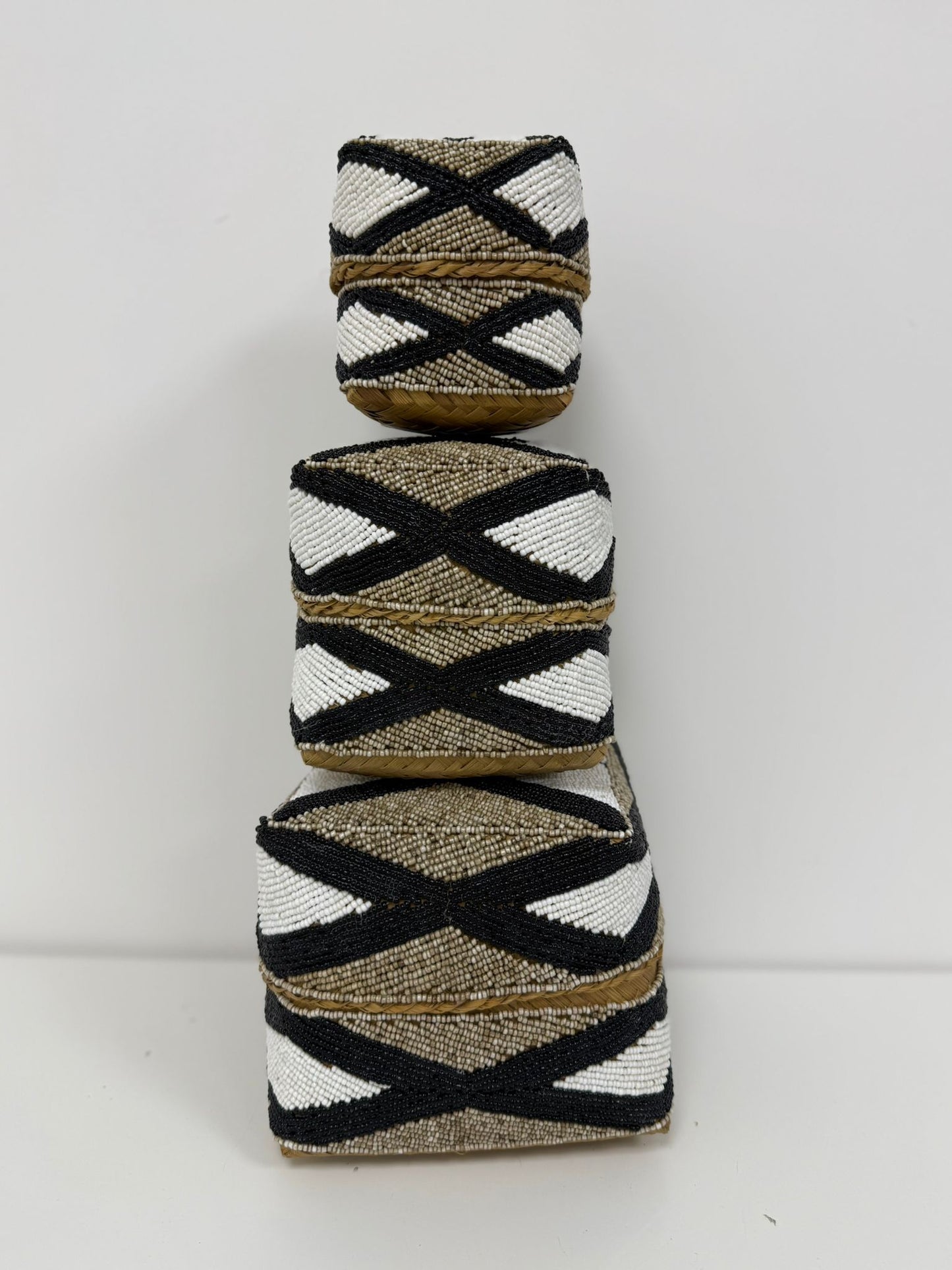 Boîte perlée noire beige et blanche motif croisé 25×25 cm M