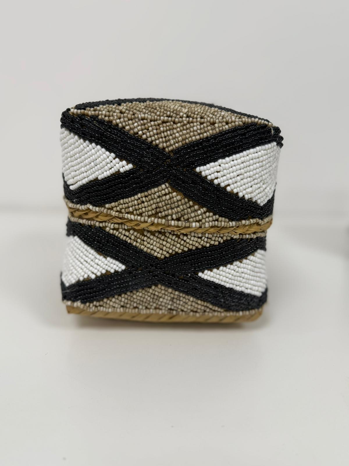 Boîte perlée noire beige et blanche motif croisé 25×25 cm M